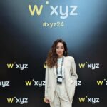Özge Özaçar Instagram - Otantik bir birey olmanın, teknolojik gelişmelere karşı değil; onunla beraber ilerlememizi sağlayacağına inanan biri olarak; sevgili @burcu.agma ‘nın Einstellung Etkisi’nden bahsederek, tam da bu dönem ve çağda bilgiye aç olmanın; çoklu ilgi alanları ve uzmanlıklarının yapay zeka sürecinde bize katkılarından bahsetmesini W’xyz @webrazzi ‘de hayranlıkla dinledim. Kendi adıma bir ilham aracı olarak, pozitif konumlandırmayı seçtiğim AI teknolojisini mesleklerimizi geliştiren mi; yoksa ortadan kaldırıp dönüştürecek bir araç mı olacağını kısaca kendisine sorduğumda aldığım yanıt ise, en son postta :) Sadece teknolojik altyapılardan değil; edebi bilgilerin, entelektüelliğin, insani değerlerin öneminin de bu dönüşüm sürecindeki etkisinin çokça altının çizildiği oturumlar ve davetleri için @webrazzi ekibine tekrar çok teşekkür ediyorum! 🚀