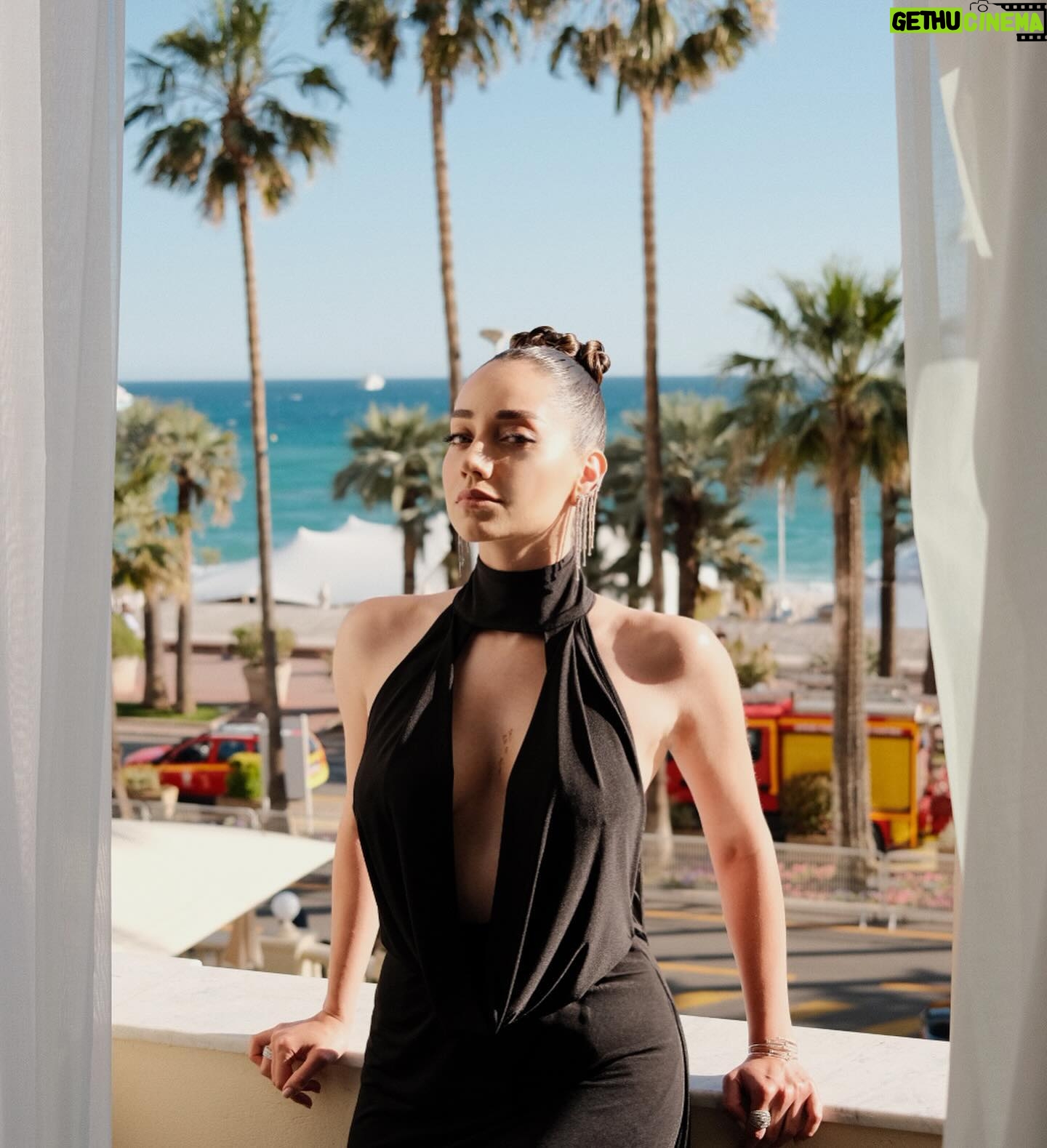 Özge Özaçar Instagram - Red carpet experience always better with @campariofficial ♥️ What a homecoming! Cannes, I have missed you so much! Special thanks to my crew! 🤍 Photographer @cihanalpgiray Stylist @cerenalist Hair @patrickandmarcel Make up @irinayanz.makeup Dress @rasitbagzibagli Jewellery @damianiofficial Shoes and bag @santoniofficial @carltoncannes #ad #RedPassion #CampariCinema #Cannes2024 #WeAreCinema #drinkresponsibly