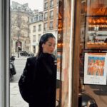 Özge Özaçar Instagram - One day, la flâneuse, has decided to return to Paris. And then, the story begins. 🎈 Özlemişiz yahu! :) #solotravel