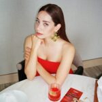 Özge Özaçar Instagram - Sinemanın ikonik günlerini kutlayacağımız yepyeni bir Cannes Film Festivali deneyimine ben hazırım! :) Campari Global’ın özel misafiri olarak yer alacağım dopdolu bir program bizi bekliyor. Hadi başlayalım! ⭐️#Cannes24 @campariofficial 🇫🇷 What a homecoming! So excited to be the brand ambassador of Campari Global for the second time in Cannes Film Festival! Le Croisette, negroni and the best of cinema. Here we come Cannes, We are cinema! ♥️ ⭐️ 🇫🇷 #RedPassion #CampariCinema #Cannes2024 #WeAreCinema #drinkresponsibly #ad