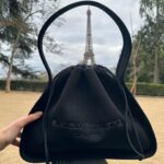 Özge Özaçar Instagram - One day, la flâneuse, has decided to return to Paris. And then, the story begins. 🎈 Özlemişiz yahu! :) #solotravel