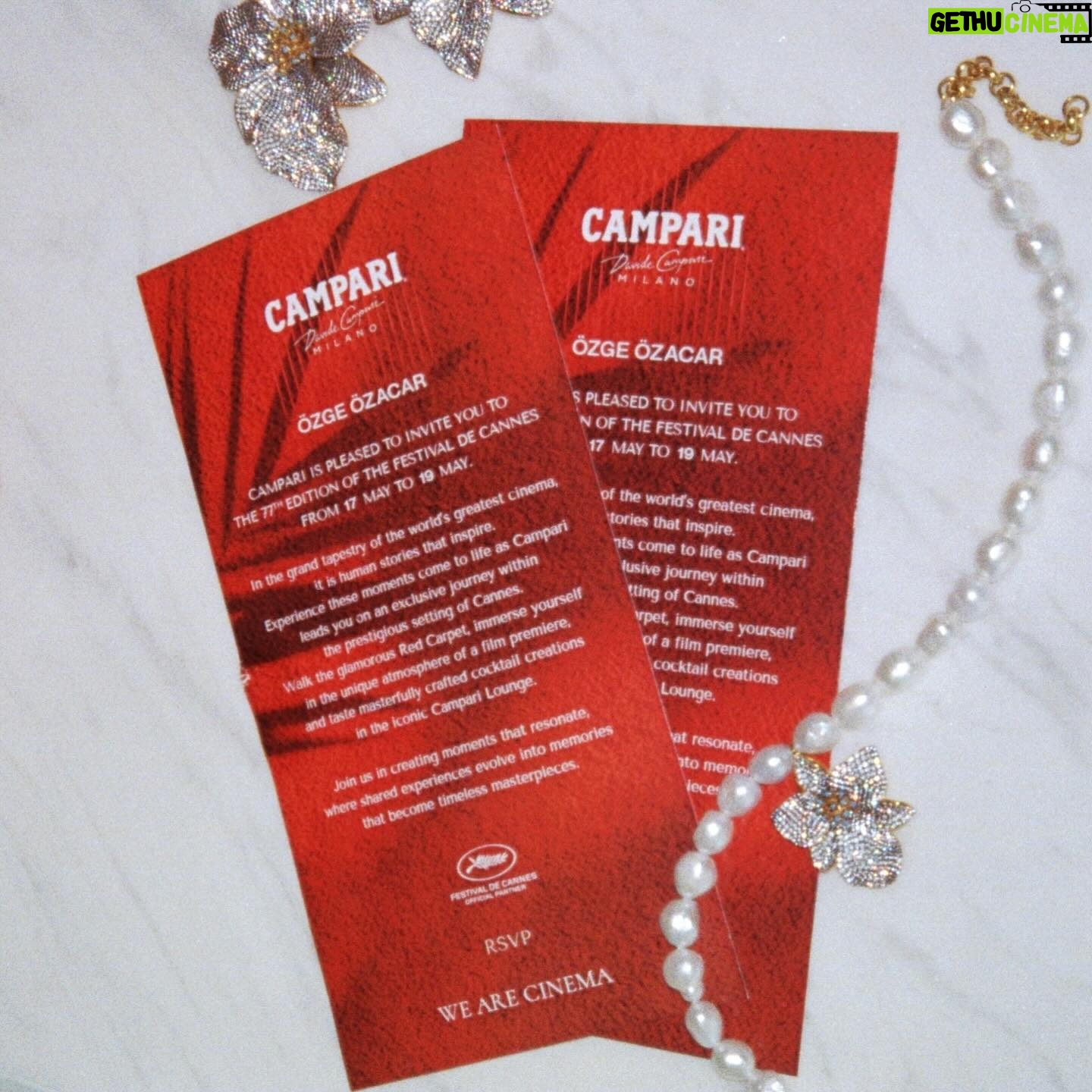 Özge Özaçar Instagram - Sinemanın ikonik günlerini kutlayacağımız yepyeni bir Cannes Film Festivali deneyimine ben hazırım! :) Campari Global’ın özel misafiri olarak yer alacağım dopdolu bir program bizi bekliyor. Hadi başlayalım! ⭐️#Cannes24 @campariofficial 🇫🇷 What a homecoming! So excited to be the brand ambassador of Campari Global for the second time in Cannes Film Festival! Le Croisette, negroni and the best of cinema. Here we come Cannes, We are cinema! ♥️ ⭐️ 🇫🇷 #RedPassion #CampariCinema #Cannes2024 #WeAreCinema #drinkresponsibly #ad