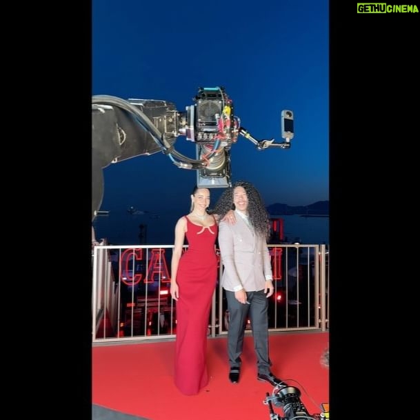 Özge Özaçar Instagram - Sinemanın ortak hayaller kurduran; rüyalar düşleten en güzel yeridir film festivalleri. Bir oyuncu olarak meslektaşlarım ve iş ortaklarımızla Istanbul, Adana, Antalya film festivallerinde bir araya gelmenin yanısıra, dünyanın en önemli uluslararası film festivalinde Cannes’da yeniden buluşmak yeni dostluklar kazandıran, vizyonumu genişleten harika bir deneyim oldu. Geçtiğimiz seneden sonra bir kez daha festival ana sponsoru @campariofficial misafirliği ile Cannes’da yerimi almış olmaktansa büyük mutluluk duyuyorum. Birlikte red carpet deneyimi yaşadıktan sonra, bu sene Negroni Talks programıyla bağımızı kuvvetlendirdiğimiz ve tüm onur konukları olarak Hyde Beach’teki partide festivali kutladığımız muhteşem bir akşam geçirdik! Until next time! ♥️ #RedPassion #CampariCinema #Cannes2024 #WeAreCinema #drinkresponsibly #ad Film festivals are the most beautiful places that make you dream. As an actor, meeting with my colleagues and business partners at the the world’s most important international film festival, was a wonderful experience that brought new friendships and expanded my vision. With the best team of @campariofficial & @campari.it After experiencing the red carpet together, this year we had a wonderful evening where we strengthened our bond with the Negroni Talks program and celebrated the festival at the party in Hyde Beach as all the guests of honor! As wise man said, There is no Negroni, without Campari! Until next time! ♥️ #RedPassion #CampariCinema #Cannes2024 #WeAreCinema #drinkresponsibly #ad