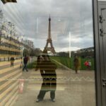 Özge Özaçar Instagram - One day, la flâneuse, has decided to return to Paris. And then, the story begins. 🎈 Özlemişiz yahu! :) #solotravel