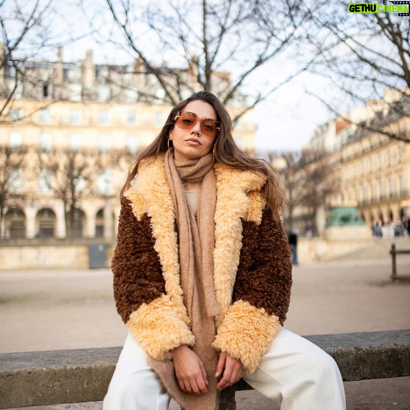 Özge Özaçar Instagram - I always felt blessed to have friends that I can call “the real ones” 🤍🙏🏼Gustave tu es un artiste talentueux ! So grateful to have these shots in Tuileries from your pov! Inoubliable🤍 Merci bcp mon ami 🤍 @gustave_durin