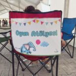 Özge Özaçar Instagram - 6 Şubat depreminden etkilenen 4.3 milyona yakın çocuğumuz var. Sosyalben ailesi olarak geçtiğimiz sene Nisan ayında Umudu Birlikte Taşıyoruz diyerek, dostum, @ciftciece önderliği ve liderliğinde yola koyulduk. Önce Nisan ayında sonra Ağustos ayında çocuklarımıza psiko-sosyal destek sağlamak için sahaya indik. Hatay, Diyarbakır ve Gaziantep sahalarında bir parçası olmaktan, ve oyun atölyesinde çocuklarımız için görev almaktan mutluluk duyduğum @sosyalben ailemiz olarak Sevgili Ece’nin çok büyük emeğiyle bu sene Hatay’da depremden etkilenen çocuklarımızda fiziksel ve sosyal beceri kaybını önlemek için Beceri Geliştirme Merkezi’ni hayata geçiriyoruz. 22 Nisan’daki doğum günüm vesilesiyle de ailem, dostlarım başta olmak üzere sizlerden desteklerinizi rica ediyorum 🤍 Profilimde yer alan link üzerinden bağış yapabilir, bana en güzel hediyeyi çocuklarımıza yapacağınız desteğinizle sağlayabilirsiniz 🤍 @sosyalben