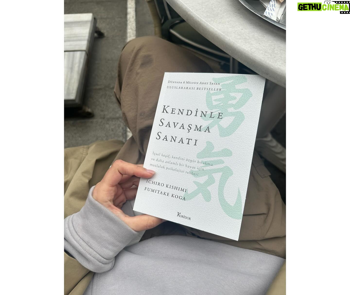 Özge Özaçar Instagram - Rutinin koşturmacası içinde, bu ay nefes aldıran; ilham veren birtakım acil çıkışlar. // It’s been a loooong month. Had so many new beginnings, creations and rebuildings. Always need some fresh air to keep running. Can’t define them with only 10 posts but with a summery. 🚀 #dump for soul, we can say :)