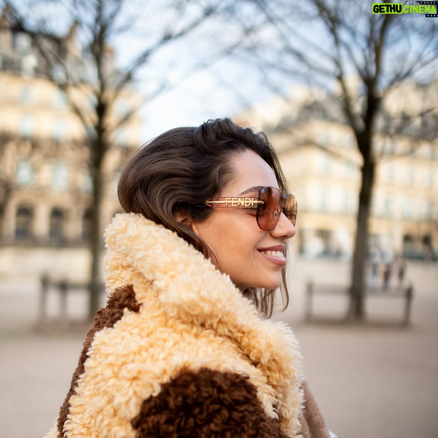 Özge Özaçar Instagram - I always felt blessed to have friends that I can call “the real ones” 🤍🙏🏼Gustave tu es un artiste talentueux ! So grateful to have these shots in Tuileries from your pov! Inoubliable🤍 Merci bcp mon ami 🤍 @gustave_durin
