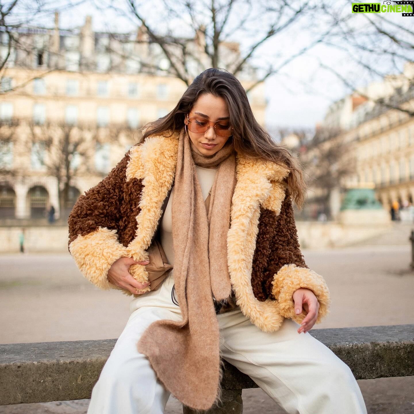 Özge Özaçar Instagram - I always felt blessed to have friends that I can call “the real ones” 🤍🙏🏼Gustave tu es un artiste talentueux ! So grateful to have these shots in Tuileries from your pov! Inoubliable🤍 Merci bcp mon ami 🤍 @gustave_durin