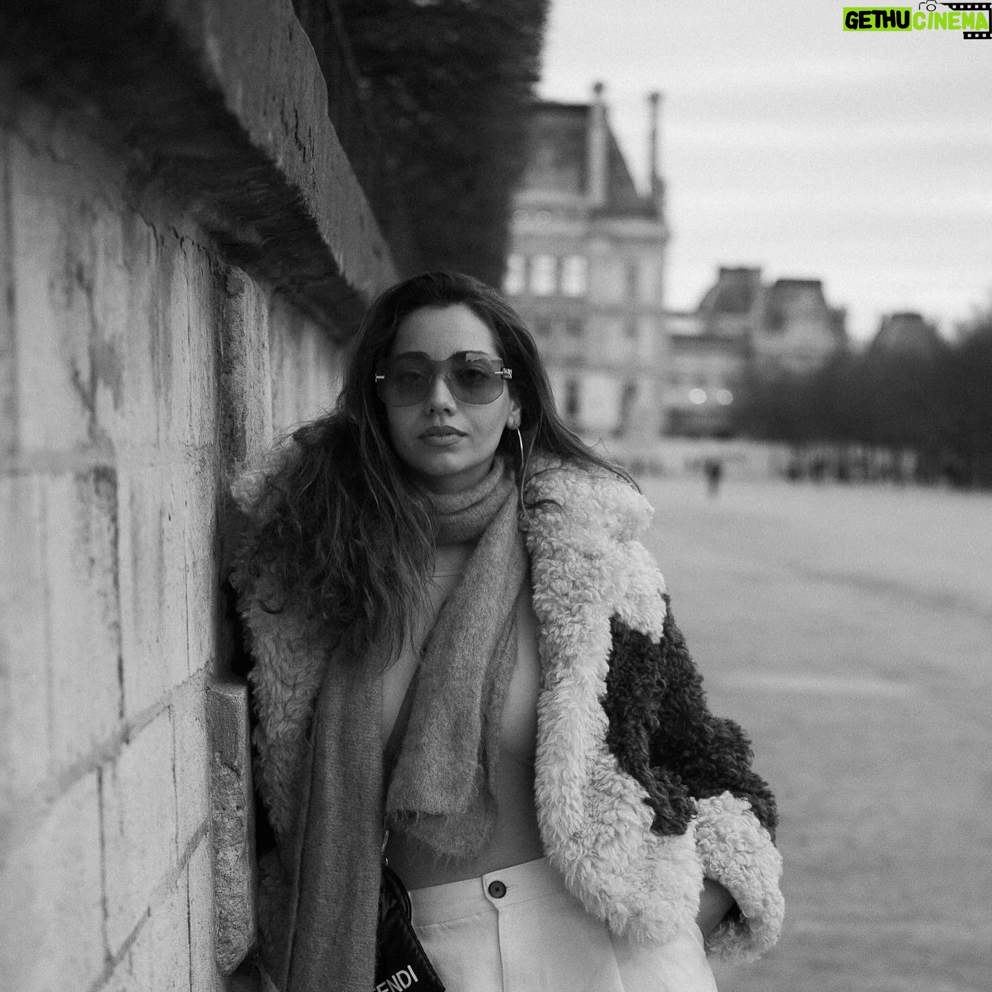 Özge Özaçar Instagram - I always felt blessed to have friends that I can call “the real ones” 🤍🙏🏼Gustave tu es un artiste talentueux ! So grateful to have these shots in Tuileries from your pov! Inoubliable🤍 Merci bcp mon ami 🤍 @gustave_durin