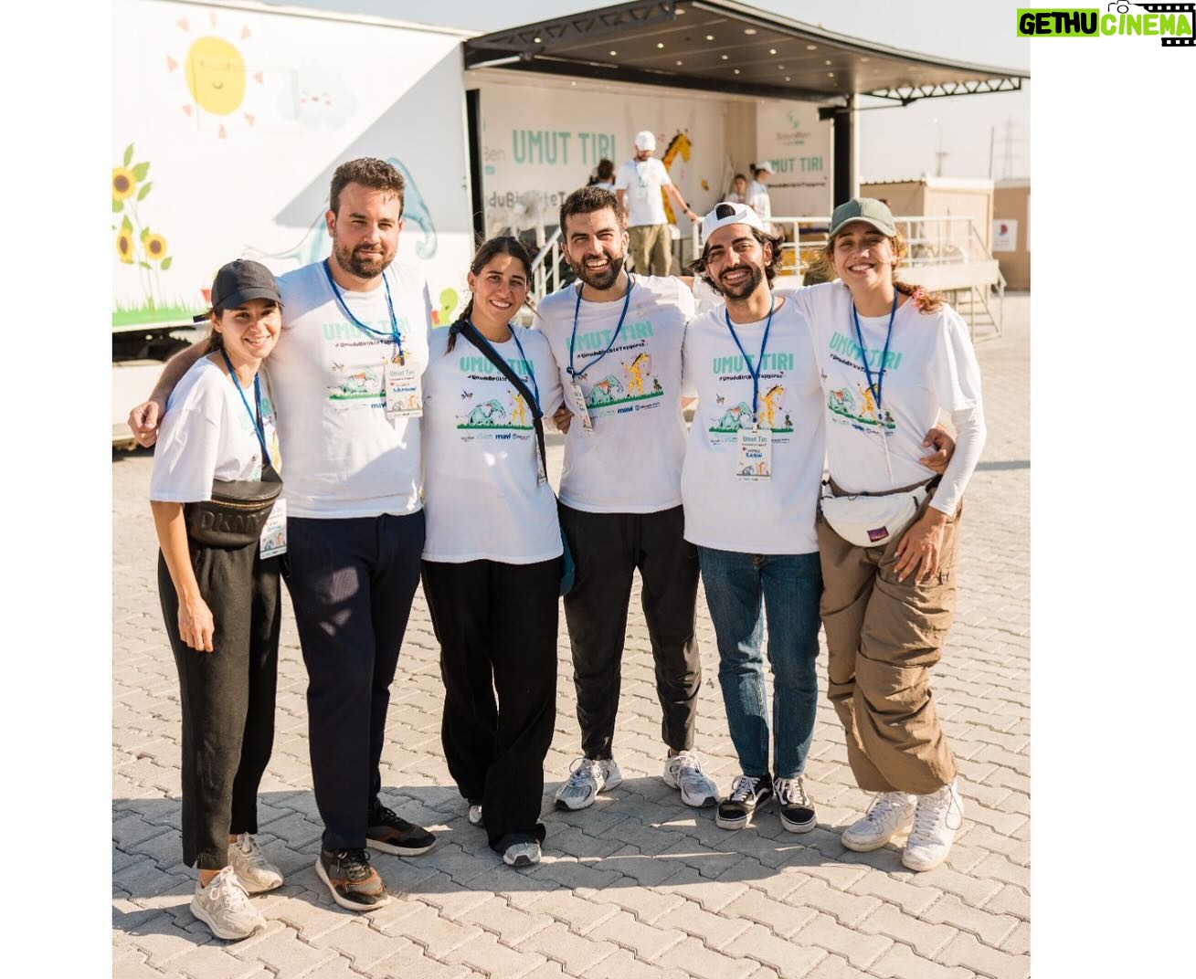 Özge Özaçar Instagram - 6 Şubat depreminden etkilenen 4.3 milyona yakın çocuğumuz var. Sosyalben ailesi olarak geçtiğimiz sene Nisan ayında Umudu Birlikte Taşıyoruz diyerek, dostum, @ciftciece önderliği ve liderliğinde yola koyulduk. Önce Nisan ayında sonra Ağustos ayında çocuklarımıza psiko-sosyal destek sağlamak için sahaya indik. Hatay, Diyarbakır ve Gaziantep sahalarında bir parçası olmaktan, ve oyun atölyesinde çocuklarımız için görev almaktan mutluluk duyduğum @sosyalben ailemiz olarak Sevgili Ece’nin çok büyük emeğiyle bu sene Hatay’da depremden etkilenen çocuklarımızda fiziksel ve sosyal beceri kaybını önlemek için Beceri Geliştirme Merkezi’ni hayata geçiriyoruz. 22 Nisan’daki doğum günüm vesilesiyle de ailem, dostlarım başta olmak üzere sizlerden desteklerinizi rica ediyorum 🤍 Profilimde yer alan link üzerinden bağış yapabilir, bana en güzel hediyeyi çocuklarımıza yapacağınız desteğinizle sağlayabilirsiniz 🤍 @sosyalben