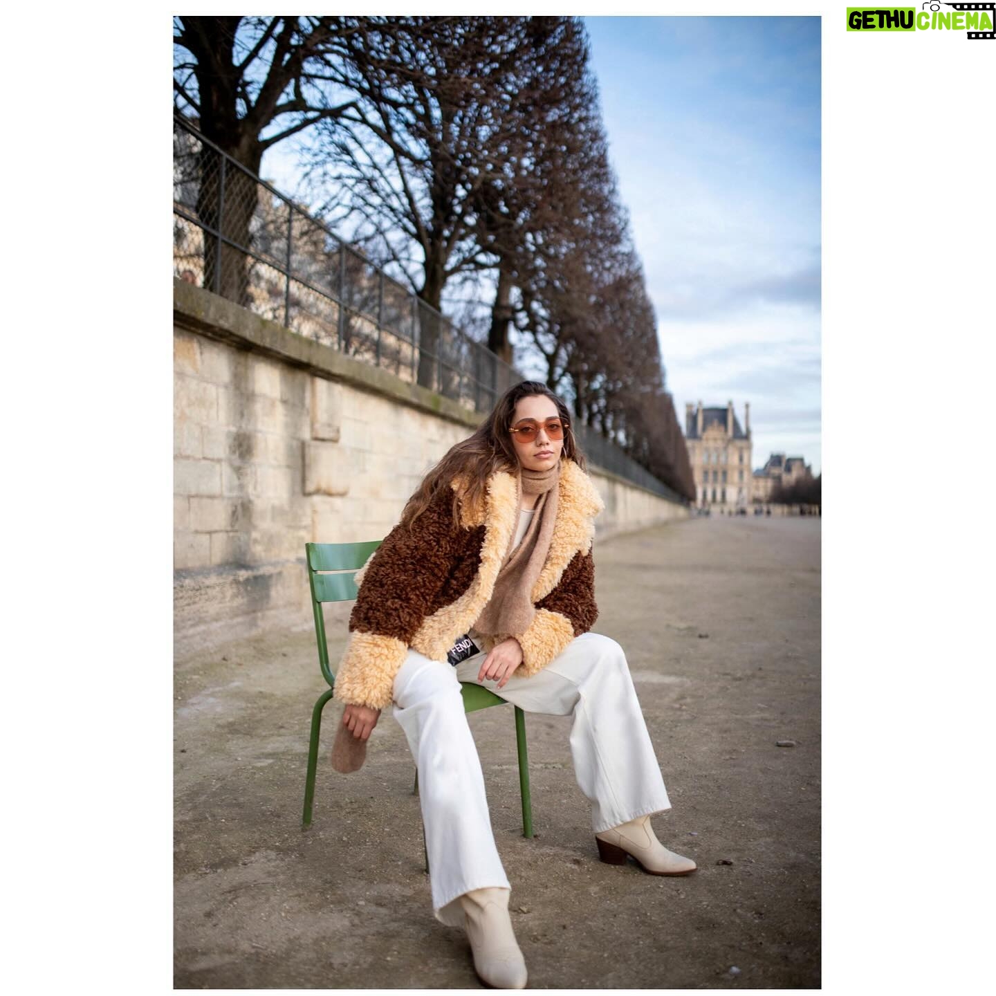 Özge Özaçar Instagram - I always felt blessed to have friends that I can call “the real ones” 🤍🙏🏼Gustave tu es un artiste talentueux ! So grateful to have these shots in Tuileries from your pov! Inoubliable🤍 Merci bcp mon ami 🤍 @gustave_durin