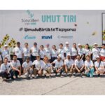 Özge Özaçar Instagram - 6 Şubat depreminden etkilenen 4.3 milyona yakın çocuğumuz var. Sosyalben ailesi olarak geçtiğimiz sene Nisan ayında Umudu Birlikte Taşıyoruz diyerek, dostum, @ciftciece önderliği ve liderliğinde yola koyulduk. Önce Nisan ayında sonra Ağustos ayında çocuklarımıza psiko-sosyal destek sağlamak için sahaya indik. Hatay, Diyarbakır ve Gaziantep sahalarında bir parçası olmaktan, ve oyun atölyesinde çocuklarımız için görev almaktan mutluluk duyduğum @sosyalben ailemiz olarak Sevgili Ece’nin çok büyük emeğiyle bu sene Hatay’da depremden etkilenen çocuklarımızda fiziksel ve sosyal beceri kaybını önlemek için Beceri Geliştirme Merkezi’ni hayata geçiriyoruz. 22 Nisan’daki doğum günüm vesilesiyle de ailem, dostlarım başta olmak üzere sizlerden desteklerinizi rica ediyorum 🤍 Profilimde yer alan link üzerinden bağış yapabilir, bana en güzel hediyeyi çocuklarımıza yapacağınız desteğinizle sağlayabilirsiniz 🤍 @sosyalben