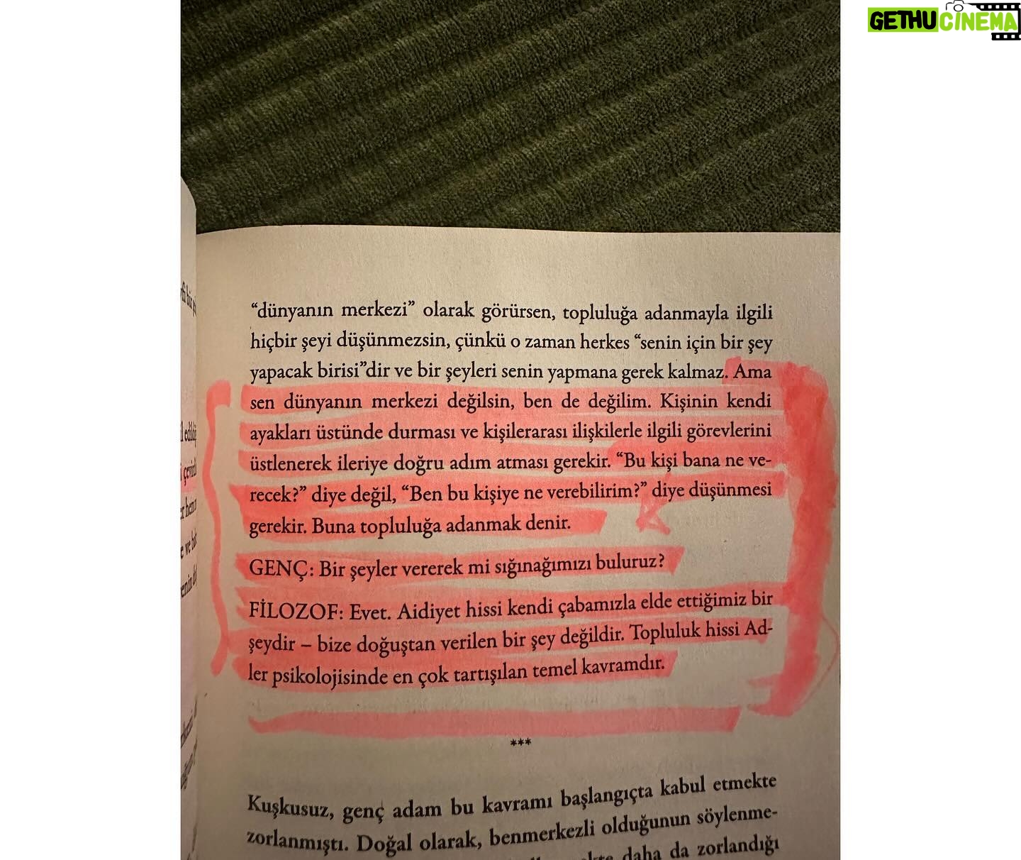Özge Özaçar Instagram - Rutinin koşturmacası içinde, bu ay nefes aldıran; ilham veren birtakım acil çıkışlar. // It’s been a loooong month. Had so many new beginnings, creations and rebuildings. Always need some fresh air to keep running. Can’t define them with only 10 posts but with a summery. 🚀 #dump for soul, we can say :)