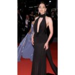 Özge Özaçar Instagram – Sinemanın ortak hayaller kurduran; rüyalar düşleten en güzel yeridir film festivalleri. Bir oyuncu olarak meslektaşlarım ve iş ortaklarımızla Istanbul, Adana, Antalya film festivallerinde bir araya gelmenin yanısıra, dünyanın en önemli uluslararası film festivalinde Cannes’da yeniden buluşmak yeni dostluklar kazandıran, vizyonumu genişleten harika bir deneyim oldu. Geçtiğimiz seneden sonra bir kez daha festival ana sponsoru @campariofficial misafirliği ile Cannes’da yerimi almış olmaktansa büyük mutluluk duyuyorum. Birlikte red carpet deneyimi yaşadıktan sonra, bu sene Negroni Talks programıyla bağımızı kuvvetlendirdiğimiz ve tüm onur konukları olarak Hyde Beach’teki partide festivali kutladığımız muhteşem bir akşam geçirdik! Until next time! ♥️
#RedPassion #CampariCinema #Cannes2024 #WeAreCinema
#drinkresponsibly #ad
Film festivals are the most beautiful places that make you dream. As an actor, meeting with my colleagues and business partners at the the world’s most important international film festival, was a wonderful experience that brought new friendships and expanded my vision.
With the best team of @campariofficial & @campari.it
After experiencing the red carpet together, this year we had a wonderful evening where we strengthened our bond with the Negroni Talks program and celebrated the festival at the party in Hyde Beach as all the guests of honor! As wise man said, There is no Negroni, without Campari! Until next time! ♥️
#RedPassion #CampariCinema #Cannes2024 #WeAreCinema
#drinkresponsibly #ad