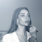 Özge Özaçar Instagram - Her zaman daha iyisini üretmek için hayal kuran bir ekiple çalışmak🖤 Özleştik! 😍 @etstur #backstage When you have a hunger to dream better and create to connect, it will always be fun! 🖤 Backstage with @etstur 📸 @dolunayenginol ⚡️ #ad
