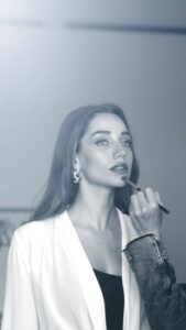 Özge Özaçar Instagram - Her zaman daha iyisini üretmek için hayal kuran bir ekiple çalışmak🖤 Özleştik! 😍 @etstur #backstage When you have a hunger to dream better and create to connect, it will always be fun! 🖤 Backstage with @etstur 📸 @dolunayenginol ⚡️ #ad