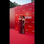Özge Özaçar Instagram – Sinemanın ortak hayaller kurduran; rüyalar düşleten en güzel yeridir film festivalleri. Bir oyuncu olarak meslektaşlarım ve iş ortaklarımızla Istanbul, Adana, Antalya film festivallerinde bir araya gelmenin yanısıra, dünyanın en önemli uluslararası film festivalinde Cannes’da yeniden buluşmak yeni dostluklar kazandıran, vizyonumu genişleten harika bir deneyim oldu. Geçtiğimiz seneden sonra bir kez daha festival ana sponsoru @campariofficial misafirliği ile Cannes’da yerimi almış olmaktansa büyük mutluluk duyuyorum. Birlikte red carpet deneyimi yaşadıktan sonra, bu sene Negroni Talks programıyla bağımızı kuvvetlendirdiğimiz ve tüm onur konukları olarak Hyde Beach’teki partide festivali kutladığımız muhteşem bir akşam geçirdik! Until next time! ♥️
#RedPassion #CampariCinema #Cannes2024 #WeAreCinema
#drinkresponsibly #ad
Film festivals are the most beautiful places that make you dream. As an actor, meeting with my colleagues and business partners at the the world’s most important international film festival, was a wonderful experience that brought new friendships and expanded my vision.
With the best team of @campariofficial & @campari.it
After experiencing the red carpet together, this year we had a wonderful evening where we strengthened our bond with the Negroni Talks program and celebrated the festival at the party in Hyde Beach as all the guests of honor! As wise man said, There is no Negroni, without Campari! Until next time! ♥️
#RedPassion #CampariCinema #Cannes2024 #WeAreCinema
#drinkresponsibly #ad