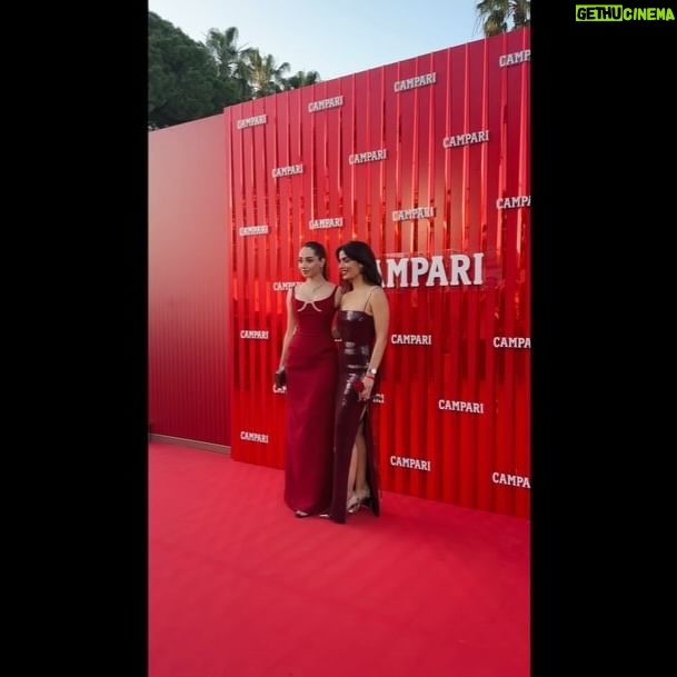 Özge Özaçar Instagram - Sinemanın ortak hayaller kurduran; rüyalar düşleten en güzel yeridir film festivalleri. Bir oyuncu olarak meslektaşlarım ve iş ortaklarımızla Istanbul, Adana, Antalya film festivallerinde bir araya gelmenin yanısıra, dünyanın en önemli uluslararası film festivalinde Cannes’da yeniden buluşmak yeni dostluklar kazandıran, vizyonumu genişleten harika bir deneyim oldu. Geçtiğimiz seneden sonra bir kez daha festival ana sponsoru @campariofficial misafirliği ile Cannes’da yerimi almış olmaktansa büyük mutluluk duyuyorum. Birlikte red carpet deneyimi yaşadıktan sonra, bu sene Negroni Talks programıyla bağımızı kuvvetlendirdiğimiz ve tüm onur konukları olarak Hyde Beach’teki partide festivali kutladığımız muhteşem bir akşam geçirdik! Until next time! ♥️ #RedPassion #CampariCinema #Cannes2024 #WeAreCinema #drinkresponsibly #ad Film festivals are the most beautiful places that make you dream. As an actor, meeting with my colleagues and business partners at the the world’s most important international film festival, was a wonderful experience that brought new friendships and expanded my vision. With the best team of @campariofficial & @campari.it After experiencing the red carpet together, this year we had a wonderful evening where we strengthened our bond with the Negroni Talks program and celebrated the festival at the party in Hyde Beach as all the guests of honor! As wise man said, There is no Negroni, without Campari! Until next time! ♥️ #RedPassion #CampariCinema #Cannes2024 #WeAreCinema #drinkresponsibly #ad