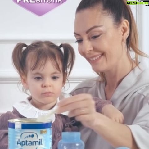 Özge Özder Instagram - Annelik! Hep dile getirdiğim gibi hayatımın dönüm noktası, en önemli rolü. Kızımın hayatıma kattığı anlam o kadar büyük ki, kelimelerle anlatmak imkansız…Her anne gibi yüreğimin en derininde hissediyorum ben de ... Ve onun için herşeyin en iyisini diliyor, en iyisini istiyorum. Beslenmesi için en iyisi anne sütü biliyorum. Ben doktorumun önerisiyle Aptamil Prosyneo Çocuk Devam Sütü* kullanıyorum. Bugün sizi annelik yolculuğumun başlıca yol arkadaşı Aptamil Prosyneo Çocuk Devam Sütü ile tanıştırmak istiyorum . Anne sütünden sonra hem probiyotik hem prebiyotik içeren Aptamil Prosyneo Çocuk Devam Sütü içeriğindeki D vitamini sayesinde kızımın bağışıklığını destekliyor**. Luna’yı Aptamil Prosyneo ile besliyorum. Onu çok seviyorum💙 . . *Anne sütü bebeğiniz için en iyisidir. Eksikliğinde doktorunuza danışın. **D vitamini çocuklarda bağışıklık sisteminin normal işlevine katkıda bulunur. @ilkadimlarim #işbirliği