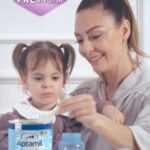 Özge Özder Instagram - Annelik! Hep dile getirdiğim gibi hayatımın dönüm noktası, en önemli rolü. Kızımın hayatıma kattığı anlam o kadar büyük ki, kelimelerle anlatmak imkansız…Her anne gibi yüreğimin en derininde hissediyorum ben de ... Ve onun için herşeyin en iyisini diliyor, en iyisini istiyorum. Beslenmesi için en iyisi anne sütü biliyorum. Ben doktorumun önerisiyle Aptamil Prosyneo Çocuk Devam Sütü* kullanıyorum. Bugün sizi annelik yolculuğumun başlıca yol arkadaşı Aptamil Prosyneo Çocuk Devam Sütü ile tanıştırmak istiyorum . Anne sütünden sonra hem probiyotik hem prebiyotik içeren Aptamil Prosyneo Çocuk Devam Sütü içeriğindeki D vitamini sayesinde kızımın bağışıklığını destekliyor**. Luna’yı Aptamil Prosyneo ile besliyorum. Onu çok seviyorum💙 . . *Anne sütü bebeğiniz için en iyisidir. Eksikliğinde doktorunuza danışın. **D vitamini çocuklarda bağışıklık sisteminin normal işlevine katkıda bulunur. @ilkadimlarim #işbirliği