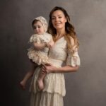 Özge Özder Instagram - Bugün 25 Şubat… Seninle tanışma yıl dönümümüz @sinanguleryuzofficial Hayatın bana verdiği en büyük hediye olan @evalunaguleryuz e , ve bu tablo gibi fotoğraflara yansıyan çekirdek ailemizin yan yana gelişine, kısacası tüm sürecin başlamasına vesile olan gün, seni ilk tanıdığım gün bugün… Mutluluktan beni ağlatan fotoğraflar bunlar.. Şükür fotoğrafları.. Üçüncüleri değil birbirini ve kalbini dinlemeni öğütleyen fotoğraflar bunlar… Dünyanın git gide korku dolu bir yer olduğu, ölümün varlığını ise insanın sebep olduğu türlü afet, şiddet, savaş, salgın gibi birbirinden korkunç sebeplerle artık an be an hissettiğimiz bu berbat dünyada en ferah sığınaksınız siz.. İşte tam da bu yüzden, dünyanın bu gidişatına inat, her an son anmış gibi yaşıyor ve çığlık çığlığa haykırmaktan çekinmiyorum size olan sevgimi..Tek duam ömür denen bu yaşam kesitinde hayat bize, mutluluğumuza ve yan yanalığımıza hep gülen yüzünü göstersin.. Seni tanıdığım güne ve bu tabloya şükürler olsun.. Tanışma yıl dönümümüzde biz bu gülümseten fotoğraflara bakarken, başka coğrafyalarda, başka insanlar, başka sebeplerle, başka insanlara cehennemi yaşatıyor… Gözlerini dünyaya yeni açan bebekler bomba sığınağında yaşam mücadelesi veriyor ne acı… Sen ise şu an, yıl dönümümüzde hiç tanımadığın bir bebeğin yaşam mücadelesine şifa olabilmek için sahnede şarkı söylüyorsun … Ne mutlu sana.. Ve ne mutlu bana ki sana değdim.. Ne mutlu bize ki, ne eksik, ne fazla bu çekirdek aileye sahip olduk... Sağlıkla ve sizinle yan yana olduğum her an, artık daha iyi anlıyorum ki hediye bu dünyada.. Sahnede ter döken kalbinden öperim yol arkadaşım.. Seninle gurur duyuyorum…Hep birlikte nice yıllara @sinanguleryuzofficial @evalunaguleryuz @kilicomur Bu ağlatan anıları bize katan @sweet.beephotography e hayatımın en anlamlı fotoğrafları için yürekten teşekkür ederim.. 💫 Daha güzelini hayal bile edemiyorum … 🤍