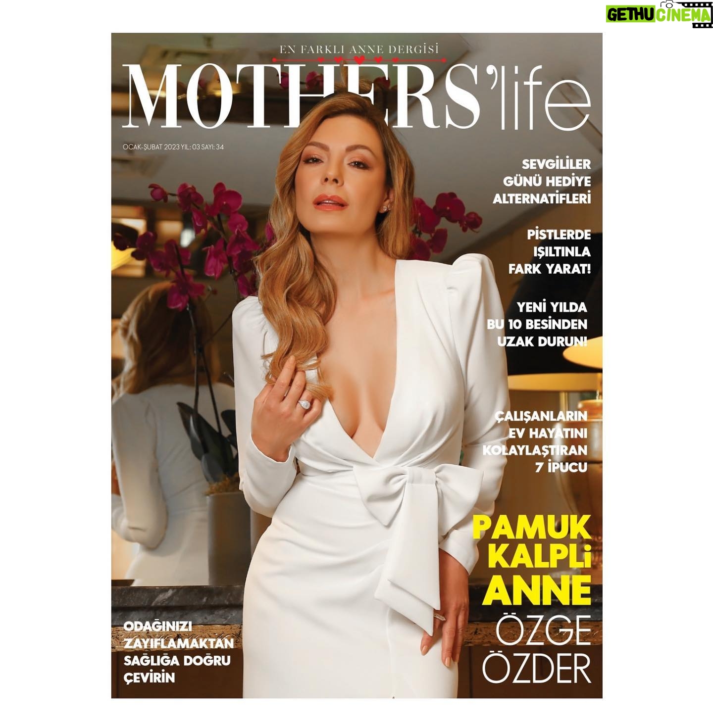 Özge Özder Instagram - @motherslifemagazine ocak şubat kapağındayız, şahane bir röportaj yaptık. Tabii ki @ayperisilunaofficial ve @masalaumutol dan bahsetmeyi unutmadık. Dergilikten ulaşabilirsiniz. Keyifli okumalar….🎈Genel Yayın Yönetmeni: @arzuarat Röportaj: @nnur.cin Fotoğraf: @ilkeruzunalan Styling: @taylandenizcakir Kuaför: @10cukaan Makyaj: @mervekesci_ Menajerlik: @icontalentofficial PR: @bulentipek iskitogluferda