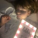 Özge Özder Instagram - Senin büyüyüp harika bir kız olduğunu hayal ediyorum bazen. Sakın yanlış anlama harikalığın fizikten sebep olmadığını, fiziksel özelliklerin çok ötesinde bir tılsım olduğunu bilerek kuruyorum bu cümleleri..O cehaleti daha ergenliğimde geride bıraktım.. Bir anne olarak şunu söyleyebilirim ki anneliğin çok büyük bir kısmı suçluluk duygusundan ibaret..Hele ki bir empat ruhun anne olup suçlulukla kavruluşu bin beter..Özür dilerim senden, yaptığım ve istemeden yine yapacağım tüm hatalar için.. Ben sadece annen olarak hayatın ,ve hayatın bana sunduğu tüm seçeneklerin, avantaj ve dezavantajların ,hayatımda ki tüm değişkenlerle çarpılıp toplandığı halinin en iyi şekilde sana yansımasına çalıştım…Elimden gelen buydu..Umarım büyüdüğünde “sen elinden gelenin en iyisini yaptın anne” diyebilirsin..işte bu cümleyi senden duymak, endişelendiğim,uykusuz kaldığım ve içime dert ettiğim her şeyin, hatta saçıma düşen ve düşecek olan tutam tutam akın en büyük ilacı olur. Şunu söyleyebilirim ki şimdiye kadar tüm hedef ve hayallerim en büyük aşkım olan mesleğim ile ilgili oldu..Hala da ayakta durmama, kendimi damıtmama ve yaşamın bir hediyesi gibi şükretmeme,yeniden yeniden ayağa kalkıp kendim olmama sebeptir mesleğim…Şimdi ise kendime bakıyorum, ve tüm dertlerimi, yaşadığım yada bana yaşatılan, iyi kötü, güzel çirkin ne varsa her şeyi sana anlattığım ve adeta tüm ruhumu temize çekip,kendimi sağalttığım o günleri hayal ederken buluyorum kendimi… Sanırım en büyük katarsis bu! Çok mu uzak dersin? Oysa öyle acilen ihtiyacım var ki sana anlatmaya kendimi..unutma ki her ne kadar anne kız olsak da ,bambaşka hayatların kahramanları olacağız hep..Ama kan bağı ve zorunluluktan öte, kendi isteği ile kesişen kümeler olmaktır tek dileğim…Umarım sana kendimi açacağım o gün, kendini gerçekleştirmiş,şeffaf bir kız bulurum karşımda,ve sen de “iyi ki benim annem sensin” der,kucağını açarsın bana..Budur tek hayalim.. Seni çok seviyorum ay perisi..Her gece koynumda konuştuğumuz gibi,güneşten aya,aydan buraya,burdan öteki dünyaya kadar,dünyalar kadar çok seviyorum seni Luna..Ve elimden gelenin en iyisi olmaya çalışıyorum hala..inan bana.Anneler gününe bir kala ve herkesten önce, herkesten öte..Annen♾️