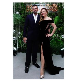 Özge Özder Instagram - Bu sefer Raşit ile 🤍Aşk ile… @rashid.bzb 
@klassmagazin ödül töreni gecesinden…

Elbise tasarım @rasitbagzibagli 
Saç tasarım @garagehair_st.regis @harunyalcnnn