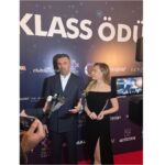 Özge Özder Instagram – Bu sefer Raşit ile 🤍Aşk ile… @rashid.bzb 
@klassmagazin ödül töreni gecesinden…

Elbise tasarım @rasitbagzibagli 
Saç tasarım @garagehair_st.regis @harunyalcnnn