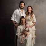 Özge Özder Instagram - Bugün 25 Şubat… Seninle tanışma yıl dönümümüz @sinanguleryuzofficial Hayatın bana verdiği en büyük hediye olan @evalunaguleryuz e , ve bu tablo gibi fotoğraflara yansıyan çekirdek ailemizin yan yana gelişine, kısacası tüm sürecin başlamasına vesile olan gün, seni ilk tanıdığım gün bugün… Mutluluktan beni ağlatan fotoğraflar bunlar.. Şükür fotoğrafları.. Üçüncüleri değil birbirini ve kalbini dinlemeni öğütleyen fotoğraflar bunlar… Dünyanın git gide korku dolu bir yer olduğu, ölümün varlığını ise insanın sebep olduğu türlü afet, şiddet, savaş, salgın gibi birbirinden korkunç sebeplerle artık an be an hissettiğimiz bu berbat dünyada en ferah sığınaksınız siz.. İşte tam da bu yüzden, dünyanın bu gidişatına inat, her an son anmış gibi yaşıyor ve çığlık çığlığa haykırmaktan çekinmiyorum size olan sevgimi..Tek duam ömür denen bu yaşam kesitinde hayat bize, mutluluğumuza ve yan yanalığımıza hep gülen yüzünü göstersin.. Seni tanıdığım güne ve bu tabloya şükürler olsun.. Tanışma yıl dönümümüzde biz bu gülümseten fotoğraflara bakarken, başka coğrafyalarda, başka insanlar, başka sebeplerle, başka insanlara cehennemi yaşatıyor… Gözlerini dünyaya yeni açan bebekler bomba sığınağında yaşam mücadelesi veriyor ne acı… Sen ise şu an, yıl dönümümüzde hiç tanımadığın bir bebeğin yaşam mücadelesine şifa olabilmek için sahnede şarkı söylüyorsun … Ne mutlu sana.. Ve ne mutlu bana ki sana değdim.. Ne mutlu bize ki, ne eksik, ne fazla bu çekirdek aileye sahip olduk... Sağlıkla ve sizinle yan yana olduğum her an, artık daha iyi anlıyorum ki hediye bu dünyada.. Sahnede ter döken kalbinden öperim yol arkadaşım.. Seninle gurur duyuyorum…Hep birlikte nice yıllara @sinanguleryuzofficial @evalunaguleryuz @kilicomur Bu ağlatan anıları bize katan @sweet.beephotography e hayatımın en anlamlı fotoğrafları için yürekten teşekkür ederim.. 💫 Daha güzelini hayal bile edemiyorum … 🤍