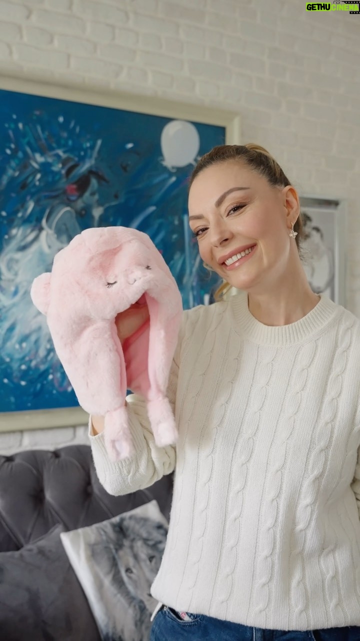 Özge Özder Instagram - Seyahatlerimizde yeme alışkanlıkları ve hijyen koşullarının değişmesi sebebiyle bazı istenmeyen durumlar olabiliyor. Ailecek yanımızdan ayırmadığımız içeriğindeki probiyotikler ile destekçimiz Enterogermina 4M ve tabi ki Luna için Enterogermina 2M. koruyucu içermeyen formülasyonu ile 63 ülkenin tercihi. Enterogermina`nın içeriğindeki probiyotikler ile sindiriminiz hazır! MAT 2022 son çeyrek döneminde, Nicholas Hall global CHC veri tabanından sadece reçetesiz satışlar için verilen hacim değeri verisidir. Enterogermina probiyotik mikroorganizma içerir. Probiyotik mikroorganizmalar sindirim sistemini düzenlemeye ve bağışıklık sistemini desteklemeye yardımcı olur. Enterogermina, seyahatlerimizi daha keyifli hale getiriyor.🌟@enterogerminatr #işbirliği