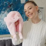 Özge Özder Instagram – Seyahatlerimizde yeme alışkanlıkları ve hijyen koşullarının değişmesi sebebiyle bazı istenmeyen durumlar olabiliyor.  Ailecek yanımızdan ayırmadığımız içeriğindeki  probiyotikler ile destekçimiz Enterogermina 4M ve tabi ki Luna için Enterogermina 2M. koruyucu içermeyen formülasyonu ile 63 ülkenin tercihi. Enterogermina`nın içeriğindeki probiyotikler ile sindiriminiz hazır!
MAT 2022 son çeyrek döneminde, Nicholas Hall global CHC veri tabanından sadece reçetesiz satışlar için verilen hacim değeri verisidir. Enterogermina probiyotik mikroorganizma içerir. Probiyotik mikroorganizmalar sindirim sistemini düzenlemeye ve bağışıklık sistemini desteklemeye yardımcı olur. Enterogermina, seyahatlerimizi daha keyifli hale getiriyor.🌟@enterogerminatr #işbirliği