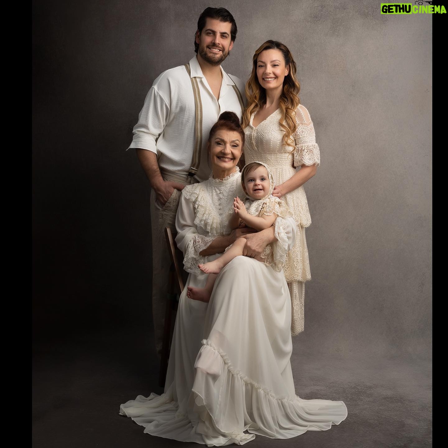 Özge Özder Instagram - Bugün 25 Şubat… Seninle tanışma yıl dönümümüz @sinanguleryuzofficial Hayatın bana verdiği en büyük hediye olan @evalunaguleryuz e , ve bu tablo gibi fotoğraflara yansıyan çekirdek ailemizin yan yana gelişine, kısacası tüm sürecin başlamasına vesile olan gün, seni ilk tanıdığım gün bugün… Mutluluktan beni ağlatan fotoğraflar bunlar.. Şükür fotoğrafları.. Üçüncüleri değil birbirini ve kalbini dinlemeni öğütleyen fotoğraflar bunlar… Dünyanın git gide korku dolu bir yer olduğu, ölümün varlığını ise insanın sebep olduğu türlü afet, şiddet, savaş, salgın gibi birbirinden korkunç sebeplerle artık an be an hissettiğimiz bu berbat dünyada en ferah sığınaksınız siz.. İşte tam da bu yüzden, dünyanın bu gidişatına inat, her an son anmış gibi yaşıyor ve çığlık çığlığa haykırmaktan çekinmiyorum size olan sevgimi..Tek duam ömür denen bu yaşam kesitinde hayat bize, mutluluğumuza ve yan yanalığımıza hep gülen yüzünü göstersin.. Seni tanıdığım güne ve bu tabloya şükürler olsun.. Tanışma yıl dönümümüzde biz bu gülümseten fotoğraflara bakarken, başka coğrafyalarda, başka insanlar, başka sebeplerle, başka insanlara cehennemi yaşatıyor… Gözlerini dünyaya yeni açan bebekler bomba sığınağında yaşam mücadelesi veriyor ne acı… Sen ise şu an, yıl dönümümüzde hiç tanımadığın bir bebeğin yaşam mücadelesine şifa olabilmek için sahnede şarkı söylüyorsun … Ne mutlu sana.. Ve ne mutlu bana ki sana değdim.. Ne mutlu bize ki, ne eksik, ne fazla bu çekirdek aileye sahip olduk... Sağlıkla ve sizinle yan yana olduğum her an, artık daha iyi anlıyorum ki hediye bu dünyada.. Sahnede ter döken kalbinden öperim yol arkadaşım.. Seninle gurur duyuyorum…Hep birlikte nice yıllara @sinanguleryuzofficial @evalunaguleryuz @kilicomur Bu ağlatan anıları bize katan @sweet.beephotography e hayatımın en anlamlı fotoğrafları için yürekten teşekkür ederim.. 💫 Daha güzelini hayal bile edemiyorum … 🤍