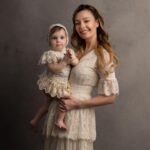 Özge Özder Instagram - Bugün 25 Şubat… Seninle tanışma yıl dönümümüz @sinanguleryuzofficial Hayatın bana verdiği en büyük hediye olan @evalunaguleryuz e , ve bu tablo gibi fotoğraflara yansıyan çekirdek ailemizin yan yana gelişine, kısacası tüm sürecin başlamasına vesile olan gün, seni ilk tanıdığım gün bugün… Mutluluktan beni ağlatan fotoğraflar bunlar.. Şükür fotoğrafları.. Üçüncüleri değil birbirini ve kalbini dinlemeni öğütleyen fotoğraflar bunlar… Dünyanın git gide korku dolu bir yer olduğu, ölümün varlığını ise insanın sebep olduğu türlü afet, şiddet, savaş, salgın gibi birbirinden korkunç sebeplerle artık an be an hissettiğimiz bu berbat dünyada en ferah sığınaksınız siz.. İşte tam da bu yüzden, dünyanın bu gidişatına inat, her an son anmış gibi yaşıyor ve çığlık çığlığa haykırmaktan çekinmiyorum size olan sevgimi..Tek duam ömür denen bu yaşam kesitinde hayat bize, mutluluğumuza ve yan yanalığımıza hep gülen yüzünü göstersin.. Seni tanıdığım güne ve bu tabloya şükürler olsun.. Tanışma yıl dönümümüzde biz bu gülümseten fotoğraflara bakarken, başka coğrafyalarda, başka insanlar, başka sebeplerle, başka insanlara cehennemi yaşatıyor… Gözlerini dünyaya yeni açan bebekler bomba sığınağında yaşam mücadelesi veriyor ne acı… Sen ise şu an, yıl dönümümüzde hiç tanımadığın bir bebeğin yaşam mücadelesine şifa olabilmek için sahnede şarkı söylüyorsun … Ne mutlu sana.. Ve ne mutlu bana ki sana değdim.. Ne mutlu bize ki, ne eksik, ne fazla bu çekirdek aileye sahip olduk... Sağlıkla ve sizinle yan yana olduğum her an, artık daha iyi anlıyorum ki hediye bu dünyada.. Sahnede ter döken kalbinden öperim yol arkadaşım.. Seninle gurur duyuyorum…Hep birlikte nice yıllara @sinanguleryuzofficial @evalunaguleryuz @kilicomur Bu ağlatan anıları bize katan @sweet.beephotography e hayatımın en anlamlı fotoğrafları için yürekten teşekkür ederim.. 💫 Daha güzelini hayal bile edemiyorum … 🤍