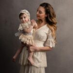 Özge Özder Instagram - Bugün 25 Şubat… Seninle tanışma yıl dönümümüz @sinanguleryuzofficial Hayatın bana verdiği en büyük hediye olan @evalunaguleryuz e , ve bu tablo gibi fotoğraflara yansıyan çekirdek ailemizin yan yana gelişine, kısacası tüm sürecin başlamasına vesile olan gün, seni ilk tanıdığım gün bugün… Mutluluktan beni ağlatan fotoğraflar bunlar.. Şükür fotoğrafları.. Üçüncüleri değil birbirini ve kalbini dinlemeni öğütleyen fotoğraflar bunlar… Dünyanın git gide korku dolu bir yer olduğu, ölümün varlığını ise insanın sebep olduğu türlü afet, şiddet, savaş, salgın gibi birbirinden korkunç sebeplerle artık an be an hissettiğimiz bu berbat dünyada en ferah sığınaksınız siz.. İşte tam da bu yüzden, dünyanın bu gidişatına inat, her an son anmış gibi yaşıyor ve çığlık çığlığa haykırmaktan çekinmiyorum size olan sevgimi..Tek duam ömür denen bu yaşam kesitinde hayat bize, mutluluğumuza ve yan yanalığımıza hep gülen yüzünü göstersin.. Seni tanıdığım güne ve bu tabloya şükürler olsun.. Tanışma yıl dönümümüzde biz bu gülümseten fotoğraflara bakarken, başka coğrafyalarda, başka insanlar, başka sebeplerle, başka insanlara cehennemi yaşatıyor… Gözlerini dünyaya yeni açan bebekler bomba sığınağında yaşam mücadelesi veriyor ne acı… Sen ise şu an, yıl dönümümüzde hiç tanımadığın bir bebeğin yaşam mücadelesine şifa olabilmek için sahnede şarkı söylüyorsun … Ne mutlu sana.. Ve ne mutlu bana ki sana değdim.. Ne mutlu bize ki, ne eksik, ne fazla bu çekirdek aileye sahip olduk... Sağlıkla ve sizinle yan yana olduğum her an, artık daha iyi anlıyorum ki hediye bu dünyada.. Sahnede ter döken kalbinden öperim yol arkadaşım.. Seninle gurur duyuyorum…Hep birlikte nice yıllara @sinanguleryuzofficial @evalunaguleryuz @kilicomur Bu ağlatan anıları bize katan @sweet.beephotography e hayatımın en anlamlı fotoğrafları için yürekten teşekkür ederim.. 💫 Daha güzelini hayal bile edemiyorum … 🤍