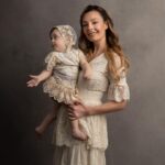 Özge Özder Instagram - Bugün 25 Şubat… Seninle tanışma yıl dönümümüz @sinanguleryuzofficial Hayatın bana verdiği en büyük hediye olan @evalunaguleryuz e , ve bu tablo gibi fotoğraflara yansıyan çekirdek ailemizin yan yana gelişine, kısacası tüm sürecin başlamasına vesile olan gün, seni ilk tanıdığım gün bugün… Mutluluktan beni ağlatan fotoğraflar bunlar.. Şükür fotoğrafları.. Üçüncüleri değil birbirini ve kalbini dinlemeni öğütleyen fotoğraflar bunlar… Dünyanın git gide korku dolu bir yer olduğu, ölümün varlığını ise insanın sebep olduğu türlü afet, şiddet, savaş, salgın gibi birbirinden korkunç sebeplerle artık an be an hissettiğimiz bu berbat dünyada en ferah sığınaksınız siz.. İşte tam da bu yüzden, dünyanın bu gidişatına inat, her an son anmış gibi yaşıyor ve çığlık çığlığa haykırmaktan çekinmiyorum size olan sevgimi..Tek duam ömür denen bu yaşam kesitinde hayat bize, mutluluğumuza ve yan yanalığımıza hep gülen yüzünü göstersin.. Seni tanıdığım güne ve bu tabloya şükürler olsun.. Tanışma yıl dönümümüzde biz bu gülümseten fotoğraflara bakarken, başka coğrafyalarda, başka insanlar, başka sebeplerle, başka insanlara cehennemi yaşatıyor… Gözlerini dünyaya yeni açan bebekler bomba sığınağında yaşam mücadelesi veriyor ne acı… Sen ise şu an, yıl dönümümüzde hiç tanımadığın bir bebeğin yaşam mücadelesine şifa olabilmek için sahnede şarkı söylüyorsun … Ne mutlu sana.. Ve ne mutlu bana ki sana değdim.. Ne mutlu bize ki, ne eksik, ne fazla bu çekirdek aileye sahip olduk... Sağlıkla ve sizinle yan yana olduğum her an, artık daha iyi anlıyorum ki hediye bu dünyada.. Sahnede ter döken kalbinden öperim yol arkadaşım.. Seninle gurur duyuyorum…Hep birlikte nice yıllara @sinanguleryuzofficial @evalunaguleryuz @kilicomur Bu ağlatan anıları bize katan @sweet.beephotography e hayatımın en anlamlı fotoğrafları için yürekten teşekkür ederim.. 💫 Daha güzelini hayal bile edemiyorum … 🤍