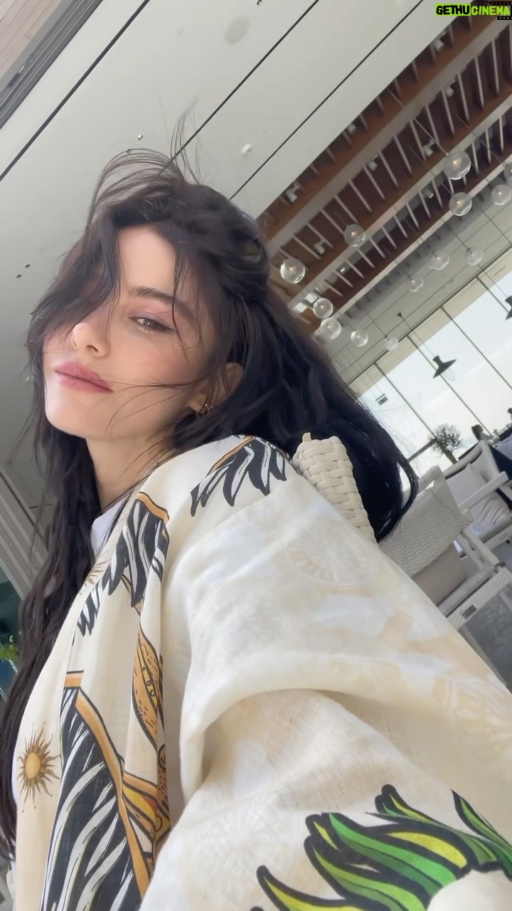 Özge Gürel Instagram - Making memories ✨🎈 #Dubai
