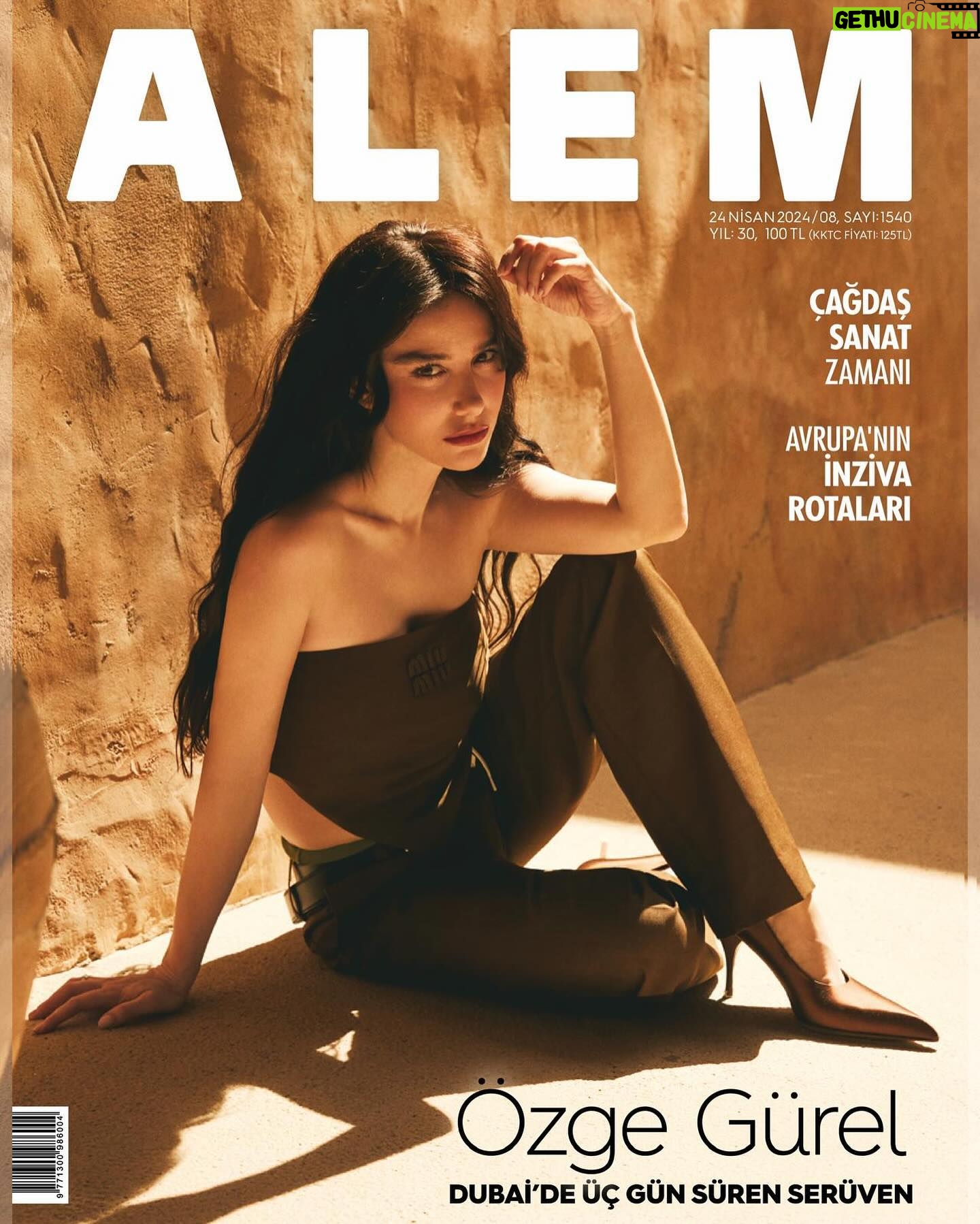 Özge Gürel Instagram - Muhteşem bir ekiple, keşke daha uzun olsaydı dedirten bir yolculuğun fotoğrafları 🫠☀️ @alemdergisi 🎈 Genel Yayın Yönetmeni: @gozdeyorukogluersu Röportaj: @ceylanyeniacun Fotoğraflar: @selcukdanyildiz Video: @uskevio_ Styling: @bengisugurell Saç: @akinunalofficiall Makyaj: @gamzeteq @talentco.tr @saltandpepperproject @esinramazanoglu ♥️ Desteklerinden dolayı @visit.dubai’ye teşekkür ederiz.