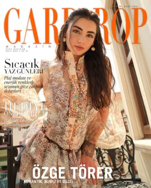 Özge Törer Instagram - Özge Törer: Romantik, Alımlı ve Güzel ✨ 
“Bala Hatun’un savaşçı güçlü kadın profili, güzel kalbi ve asaleti en bütünleştiğim ve sevdiğim yönleri. Beni daha sakin ve sabırlı yapan tarafı da hayatıma kattığı özellikleri.” diyen Özge Törer, sorularımızı tüm samimiyetiyle yanıtlayarak iç dünyasına yolculuk etmemizi sağladı. Duyarlı, güzel ve samimi başarılı oyuncu Özge Törer ile çok keyifli bir kapak çekimi gerçekleştirdik. 
🦋🌸 @ozgeetoreroffical @gardiropmagazin #gardiropcover #gardiropmagazin
 
Yeni sayımız tüm dijital platformlarda ✨ 
 
#ozgetorer
Yayınlar Direktörü: @gulay_ozdemir 
Fotoğraflar: @baran__altindag
Video: @unalavcii 
Moda ve Güzellik Direktörü: @caglakucukdereli 
Styling: @irmakozdener
Saç: @batuhangelisli
Makyaj: @rufiyekalmazz @theserkankalmazz
Kurumsal İletişim: @mine.gunduz
Marka İletişimi: @yoncayalki
Prodüksiyon: @nutekstudio
Fotoğraf Asistanı: @bymehmetkurt 
Styling Asistanı: @busratoprak
Saç Asistan: @cerengavasoglu
Mekan: @hotelortakoy
Teşekkürler @ontalent.tr @alikeser_ @enesselcotur @basakgunesberk
