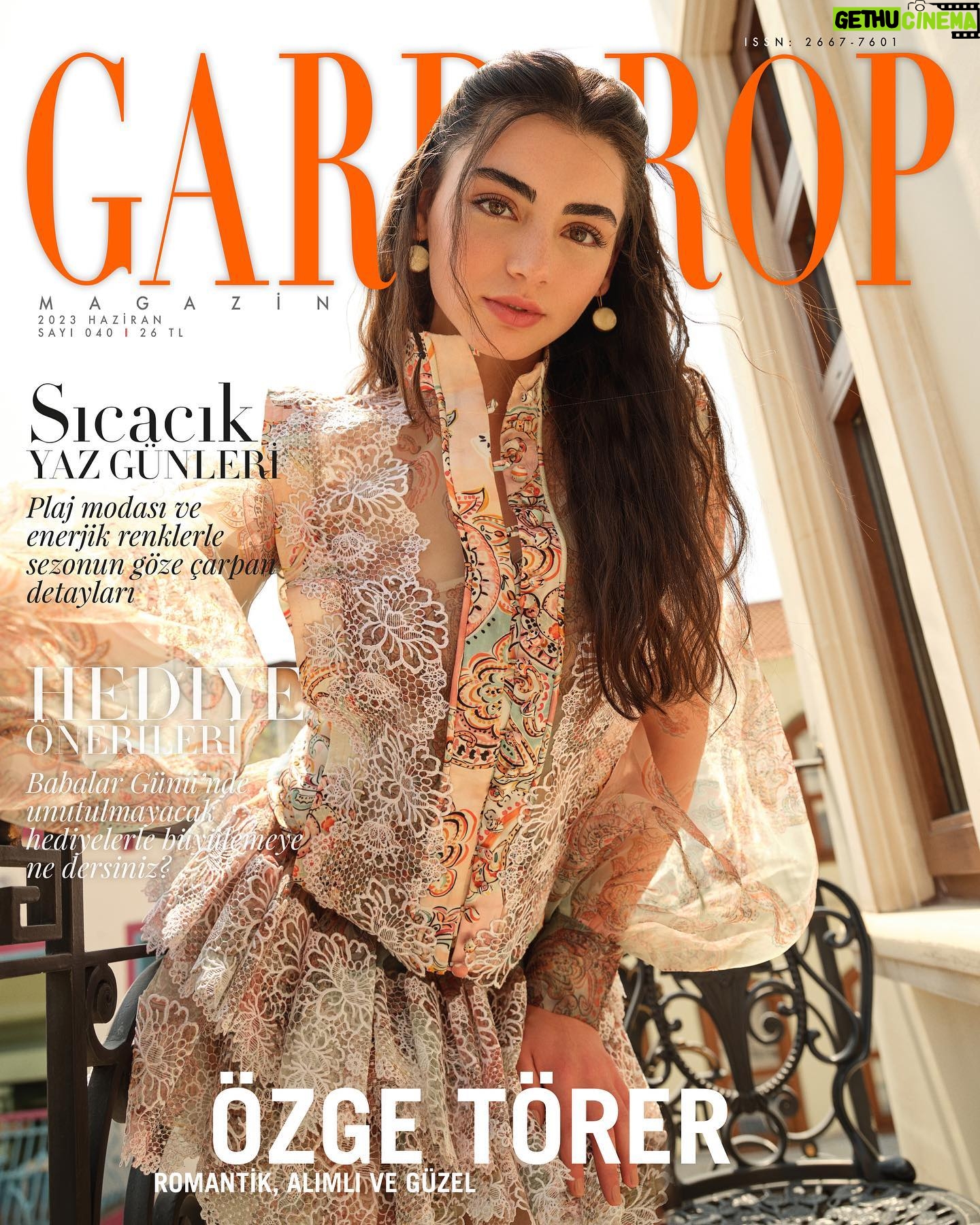 Özge Törer - 297.6K Likes - Özge Törer: Romantik, Alımlı ve Güzel ✨
“Bala Hatun’un savaşçı güçlü kadın profili, güzel kalbi ve asaleti en bütünleştiğim ve sevdiğim yönleri. Beni daha sakin ve sabırlı yapan tarafı da hayatıma kattığı özellikleri.” diyen Özge Törer, sorularımızı tüm samimiyetiyle yanıtlayarak iç dünyasına yolculuk etmemizi sağladı. Duyarlı, güzel ve samimi başarılı oyuncu Özge Törer ile çok keyifli bir kapak çekimi gerçekleştirdik.
🦋🌸 @ozgeetoreroffical @gardiropmagazin #gardiropcover #gardiropmagazin
Yeni sayımız tüm dijital platformlarda ✨
#ozgetorer
Yayınlar Direktörü: @gulay_ozdemir
Fotoğraflar: @baran__altindag
Video: @unalavcii
Moda ve Güzellik Direktörü: @caglakucukdereli
Styling: @irmakozdener
Saç: @batuhangelisli
Makyaj: @rufiyekalmazz @theserkankalmazz
Kurumsal İletişim: @mine.gunduz
Marka İletişimi: @yoncayalki
Prodüksiyon: @nutekstudio
Fotoğraf Asistanı: @bymehmetkurt
Styling Asistanı: @busratoprak
Saç Asistan: @cerengavasoglu
Mekan: @hotelortakoy
Teşekkürler @ontalent.tr @alikeser_ @enesselcotur @basakgunesberk