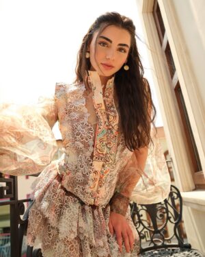 Özge Törer Instagram - Özge Törer: Romantik, Alımlı ve Güzel ✨ 
“Bala Hatun’un savaşçı güçlü kadın profili, güzel kalbi ve asaleti en bütünleştiğim ve sevdiğim yönleri. Beni daha sakin ve sabırlı yapan tarafı da hayatıma kattığı özellikleri.” diyen Özge Törer, sorularımızı tüm samimiyetiyle yanıtlayarak iç dünyasına yolculuk etmemizi sağladı. Duyarlı, güzel ve samimi başarılı oyuncu Özge Törer ile çok keyifli bir kapak çekimi gerçekleştirdik. 
🦋🌸 @ozgeetoreroffical @gardiropmagazin #gardiropcover #gardiropmagazin
 
Yeni sayımız tüm dijital platformlarda ✨ 
 
#ozgetorer
Yayınlar Direktörü: @gulay_ozdemir 
Fotoğraflar: @baran__altindag
Video: @unalavcii 
Moda ve Güzellik Direktörü: @caglakucukdereli 
Styling: @irmakozdener
Saç: @batuhangelisli
Makyaj: @rufiyekalmazz @theserkankalmazz
Kurumsal İletişim: @mine.gunduz
Marka İletişimi: @yoncayalki
Prodüksiyon: @nutekstudio
Fotoğraf Asistanı: @bymehmetkurt 
Styling Asistanı: @busratoprak
Saç Asistan: @cerengavasoglu
Mekan: @hotelortakoy
Teşekkürler @ontalent.tr @alikeser_ @enesselcotur @basakgunesberk