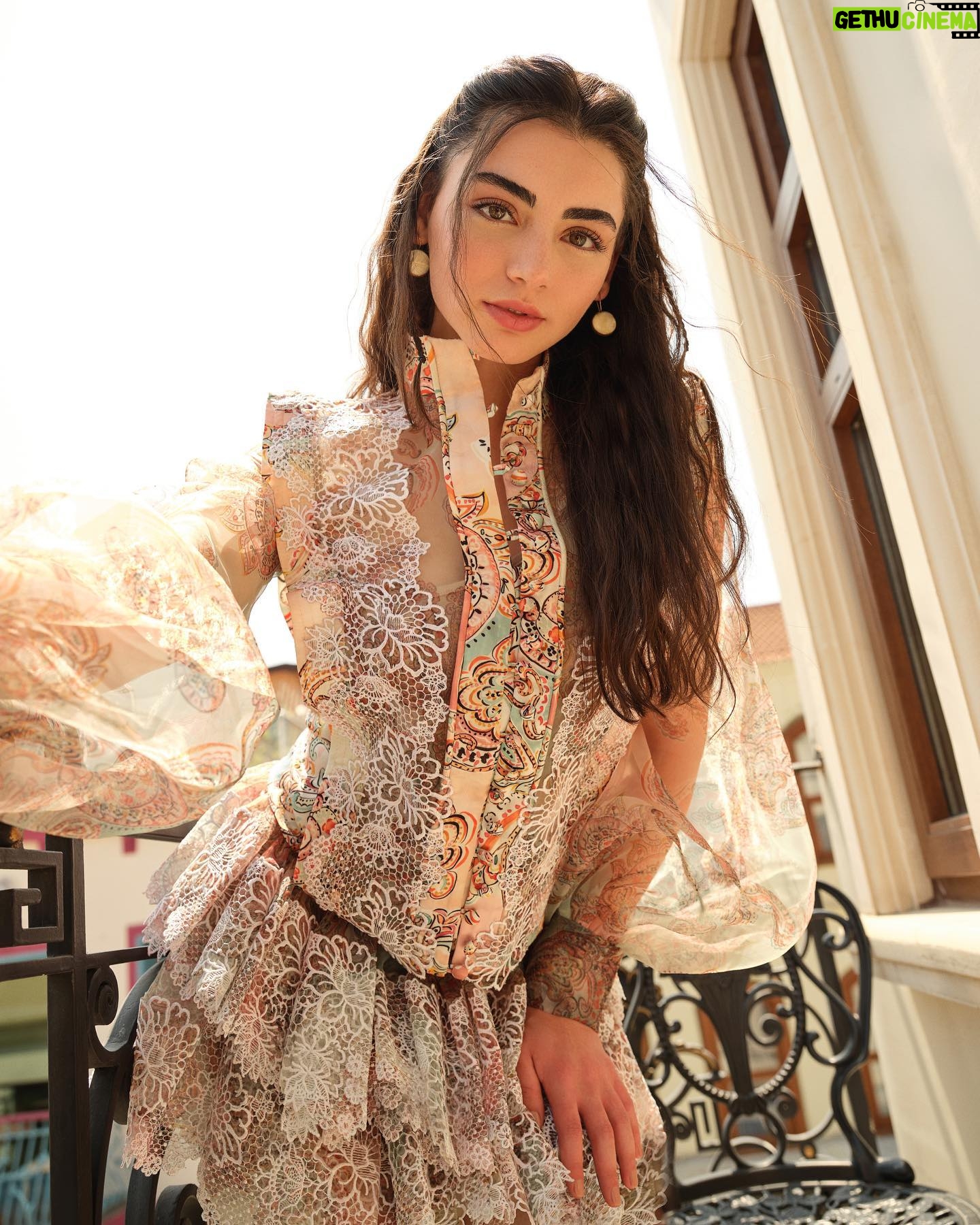 Özge Törer - 297.6K Likes - Özge Törer: Romantik, Alımlı ve Güzel ✨
“Bala Hatun’un savaşçı güçlü kadın profili, güzel kalbi ve asaleti en bütünleştiğim ve sevdiğim yönleri. Beni daha sakin ve sabırlı yapan tarafı da hayatıma kattığı özellikleri.” diyen Özge Törer, sorularımızı tüm samimiyetiyle yanıtlayarak iç dünyasına yolculuk etmemizi sağladı. Duyarlı, güzel ve samimi başarılı oyuncu Özge Törer ile çok keyifli bir kapak çekimi gerçekleştirdik.
🦋🌸 @ozgeetoreroffical @gardiropmagazin #gardiropcover #gardiropmagazin
Yeni sayımız tüm dijital platformlarda ✨
#ozgetorer
Yayınlar Direktörü: @gulay_ozdemir
Fotoğraflar: @baran__altindag
Video: @unalavcii
Moda ve Güzellik Direktörü: @caglakucukdereli
Styling: @irmakozdener
Saç: @batuhangelisli
Makyaj: @rufiyekalmazz @theserkankalmazz
Kurumsal İletişim: @mine.gunduz
Marka İletişimi: @yoncayalki
Prodüksiyon: @nutekstudio
Fotoğraf Asistanı: @bymehmetkurt
Styling Asistanı: @busratoprak
Saç Asistan: @cerengavasoglu
Mekan: @hotelortakoy
Teşekkürler @ontalent.tr @alikeser_ @enesselcotur @basakgunesberk