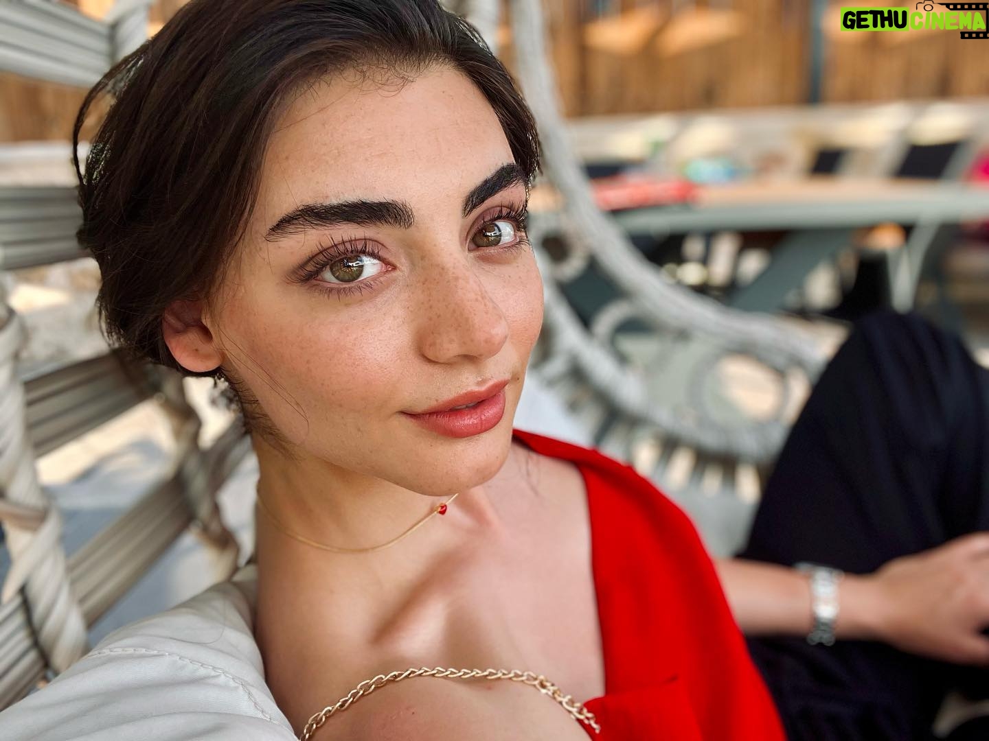 Özge Törer - 302.2K Likes -