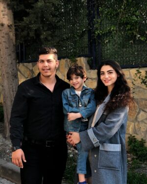 Özge Törer Instagram - İyi ki doğdun küçük sevgilim🤍Hayatımıza katıldığın güne şükürler olsun🙏  Biz hep arkanda olucaz ablacım ve koca adam olduğunda bi çok şey anlatacağız sana🙈bu da burda hatıra kalsın minik serçeme..❤️❤️👼🏻