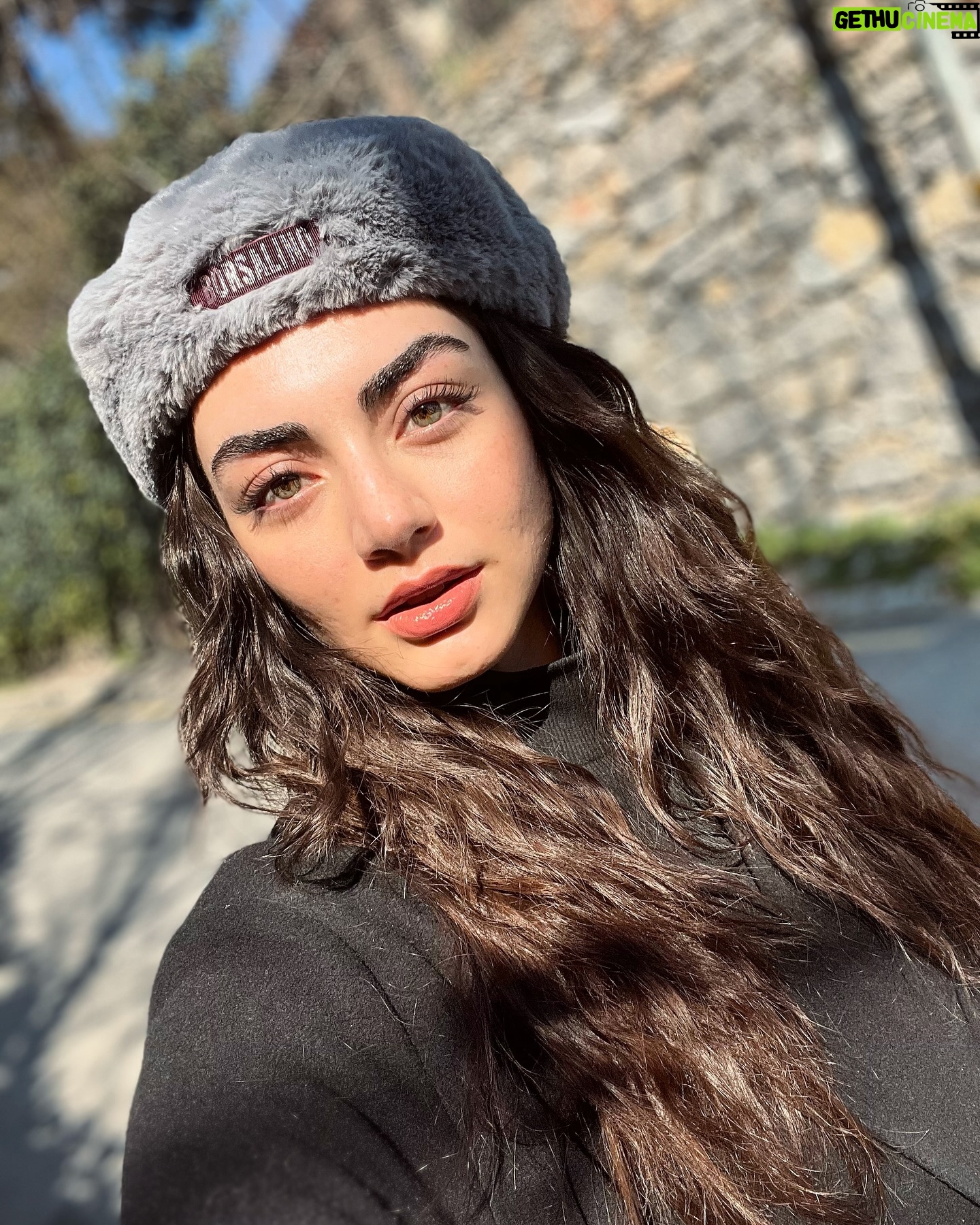 Özge Törer - 330.2K Likes - 🌞
