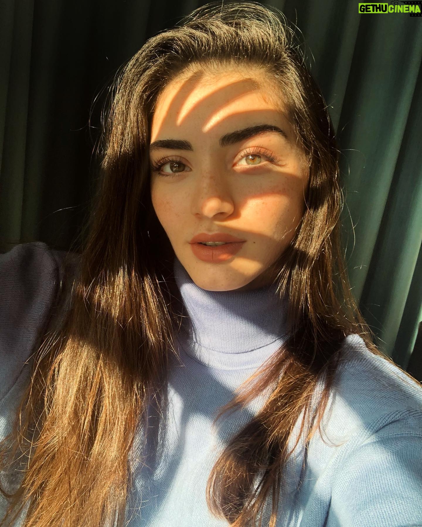 Özge Törer - 417.6K Likes - 🖐