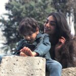 Özge Törer Instagram - İyi ki doğdun küçük sevgilim🤍Hayatımıza katıldığın güne şükürler olsun🙏 Biz hep arkanda olucaz ablacım ve koca adam olduğunda bi çok şey anlatacağız sana🙈bu da burda hatıra kalsın minik serçeme..❤️❤️👼🏻