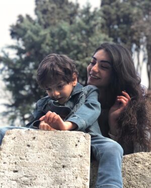 Özge Törer Instagram - İyi ki doğdun küçük sevgilim🤍Hayatımıza katıldığın güne şükürler olsun🙏  Biz hep arkanda olucaz ablacım ve koca adam olduğunda bi çok şey anlatacağız sana🙈bu da burda hatıra kalsın minik serçeme..❤️❤️👼🏻