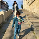 Özge Törer Instagram - İyi ki doğdun küçük sevgilim🤍Hayatımıza katıldığın güne şükürler olsun🙏 Biz hep arkanda olucaz ablacım ve koca adam olduğunda bi çok şey anlatacağız sana🙈bu da burda hatıra kalsın minik serçeme..❤️❤️👼🏻